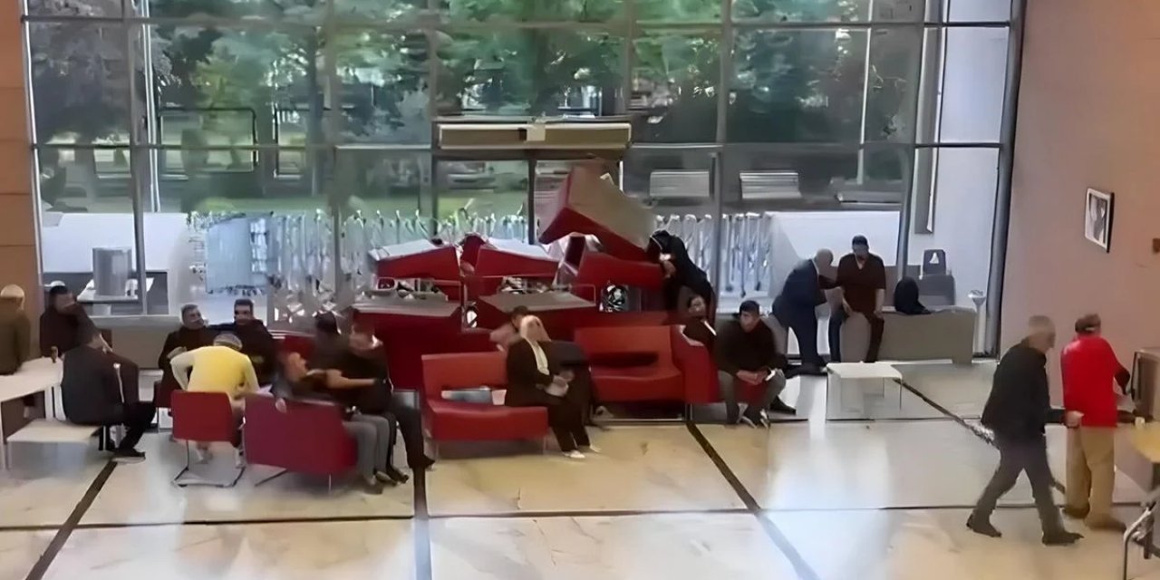 CHP Genel Merkezi'nde Kapının Önüne Koltuklar Koyuldu