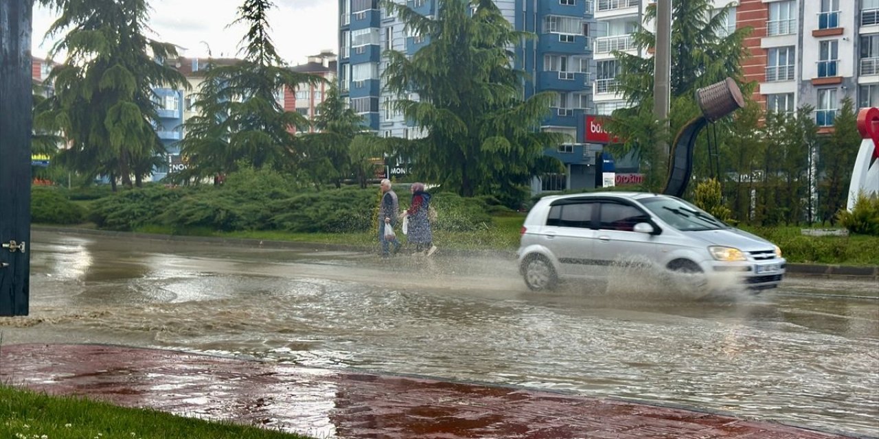 Kastamonu'da Sağanak Yağış Etkili Oldu