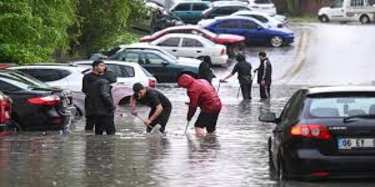 Tokat'ın Pazar İlçesinde Sağanak Nedeniyle Kara Yolunda Çöküntü Oluştu