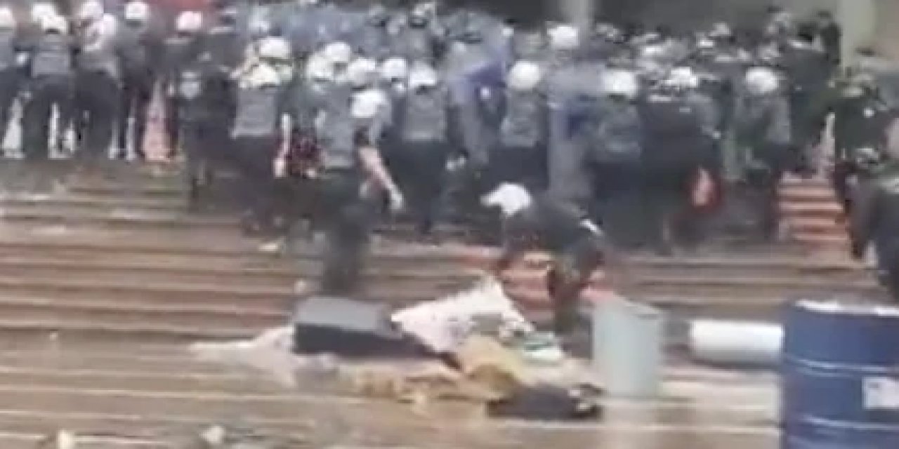CHP'de Akılalmaz Görüntü! Atatürk Portresini Yere Attılar: Polis Memurunun Dikkatinden Kaçmadı