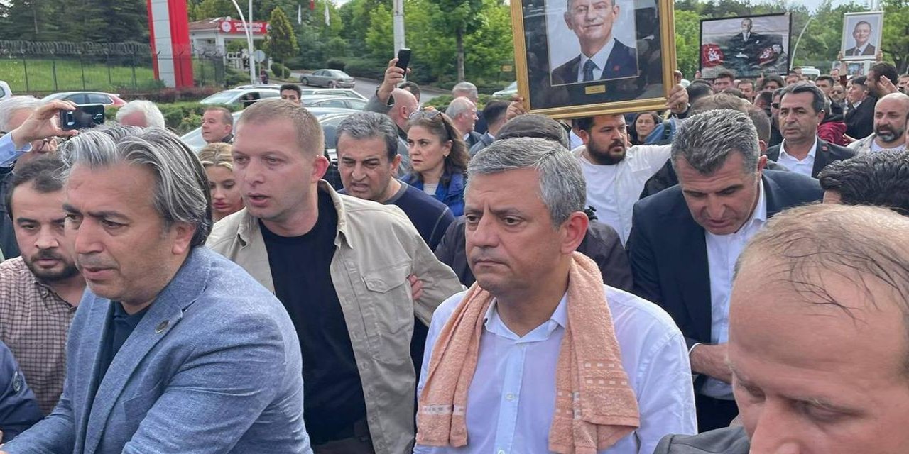 CHP Genel Merkezi'nden Ayrılan Özgür Özel TBMM'ye Yürüyor