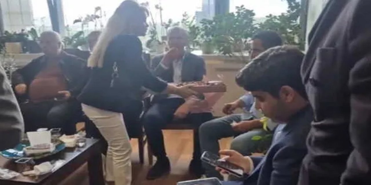 Chp Genel Merkezi’nde Dikkat Çeken Görüntüler! Çikolatalı Kutlama Tartışma Yarattı