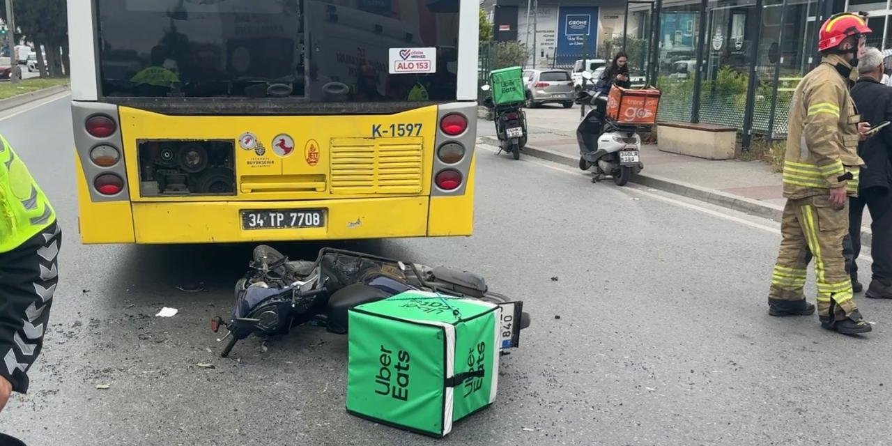 İETT Otobüsüne Çarpan Motokurye Yaralandı