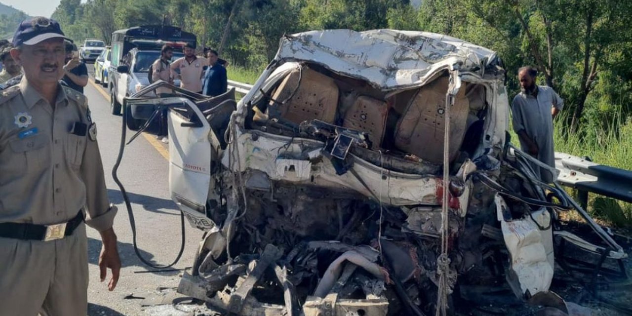 Hız Yapan Minibüs Park Halindeki Otobüse Çarptı! 17 Kişi Hayatını Kaybetti