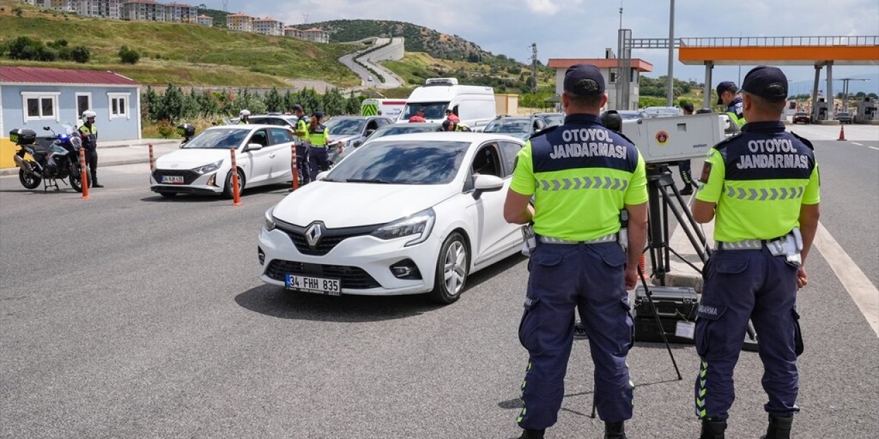 Otoyol Jandarması Yol Güvenliği İçin Bayram Tatilinde De Görev Başında