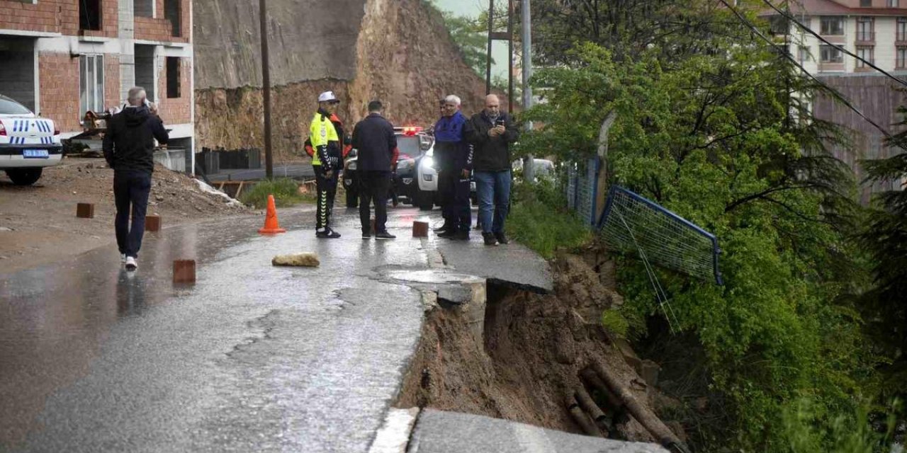 Gümüşhane'de Yol Çöktü, Trafik Kapandı