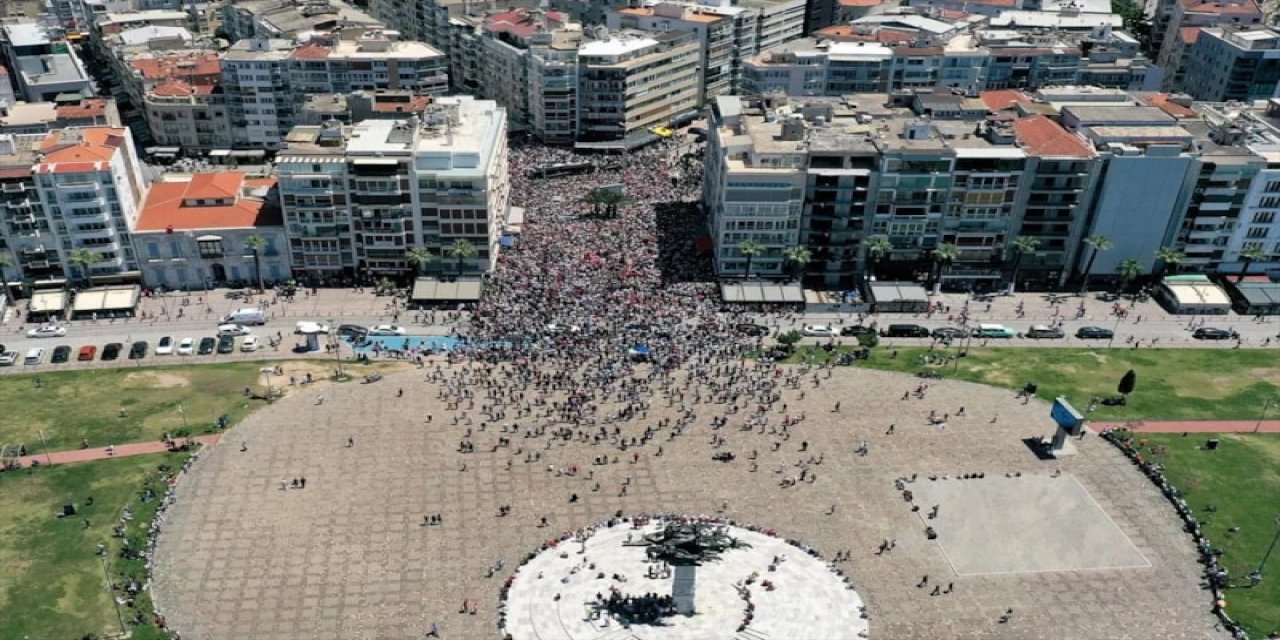 Özgür Özel'in İzmir Mitingi Hüsrana Döndü: Beklenen İlgiyi Görmedi!