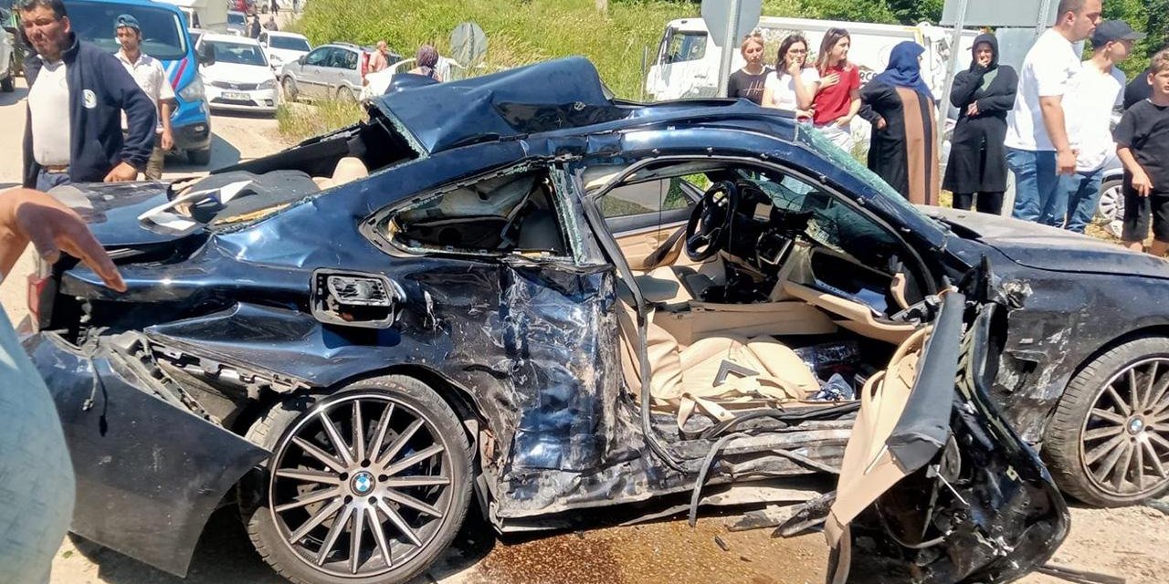 Hafif Ticari Araç İle Otomobil Çarpıştı: 7 Yaralı