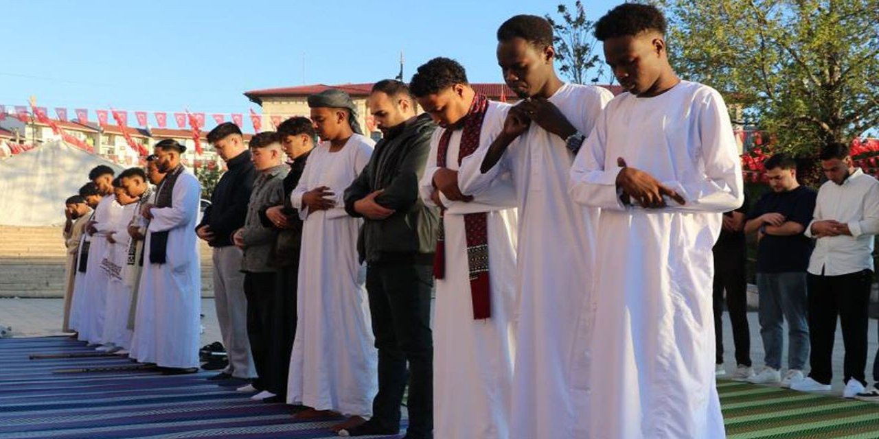 Kale Camii'nde Bayram Coşkusu