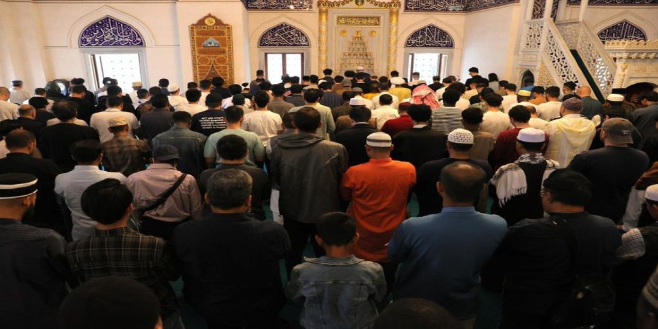 Tokyo'da Bayram Coşkusu Taştı! Cemaat Avluya Sığmadı, Namaz 3 Kere Kılındı