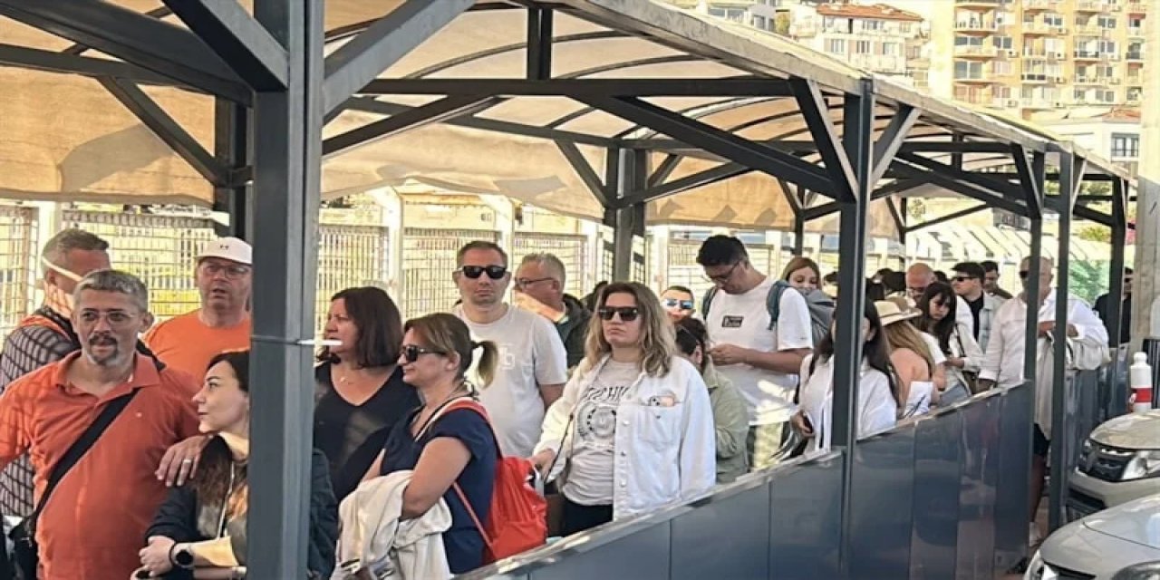 Kuşadası Limanı'nda Sisam Yoğunluğu