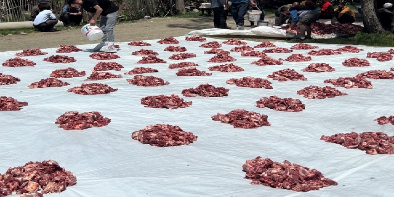 Yüksekova'da 100 Yıllık Gelenek: 140 Kurban Kesildi, Etler Tüm Köye Eşit Dağıtıldı