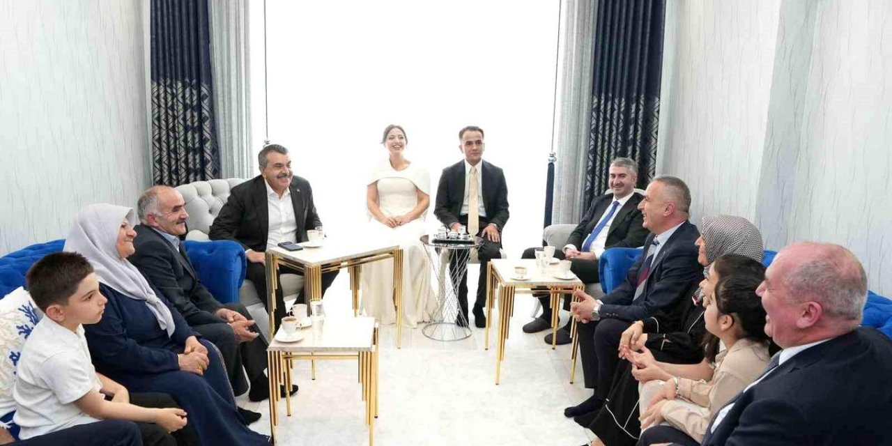Bakanlar Erzurum'da Nişan Töreni'ne Katıldı