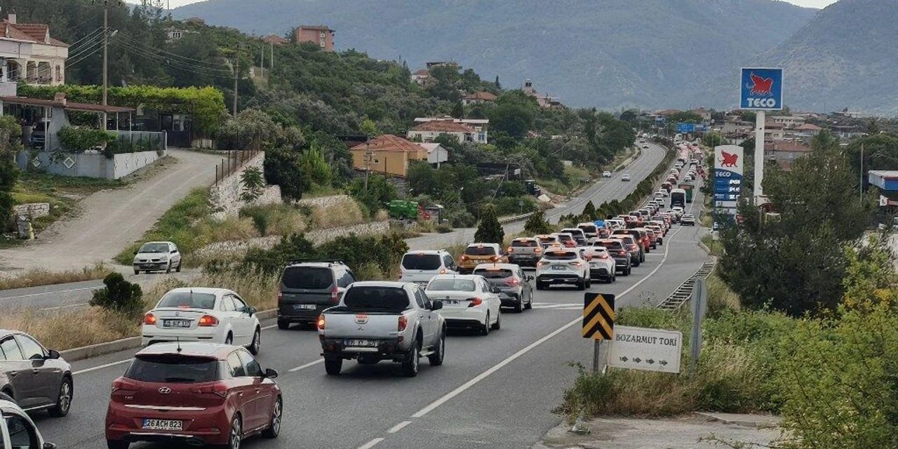 Tatilciler Muğla'ya Akın Etti! Araç Kuyruğu 22 Kilometreye Ulaştı