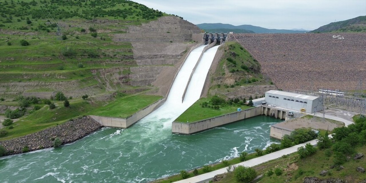 Elazığ'da Kapakları Açılan 3 Barajda Su Tahliye Çalışması Sürüyor