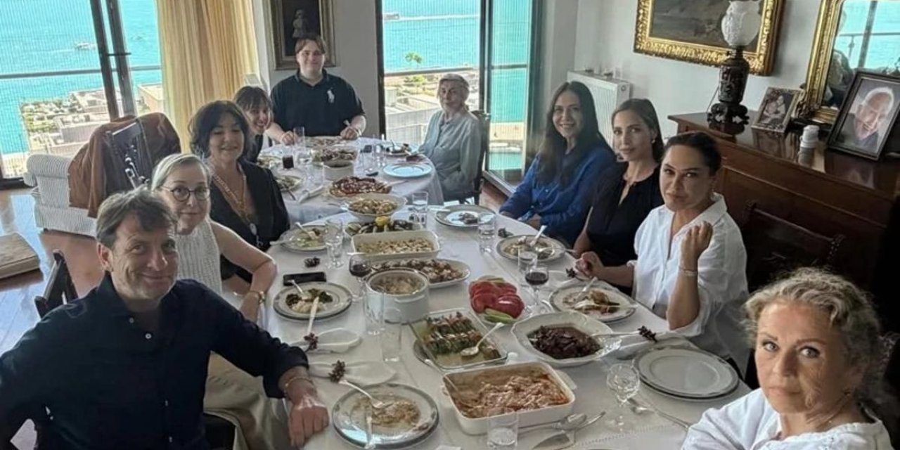 Eski Eşler Aynı Sofrada! Kaya Çilingiroğlu, Hülya Avşar ve Feraye Tanyolaç Bayramda Buluştu