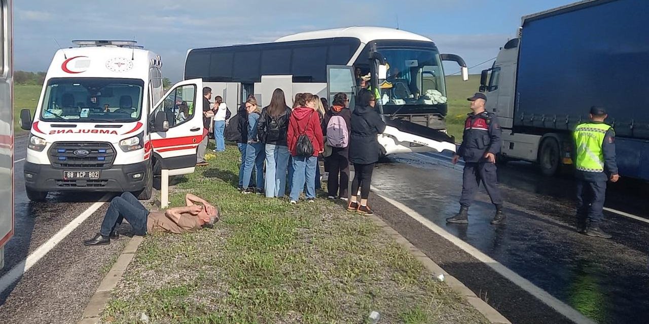 Yağmurda Kaygan Yolda Tur Otobüsü Savruldu: 16 Yaralı