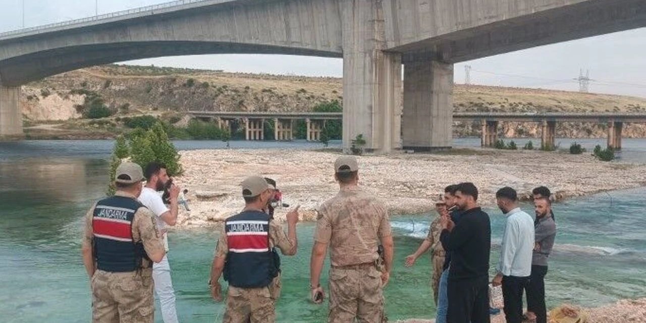 Şanlıurfa'da Fırat Nehri'nde Mahsur Kalan 8 Kişi Kurtarıldı