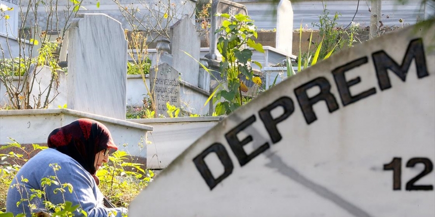 Düzce'deki Depremde Hayatını Kaybedenler Mezarları Başında Anıldı