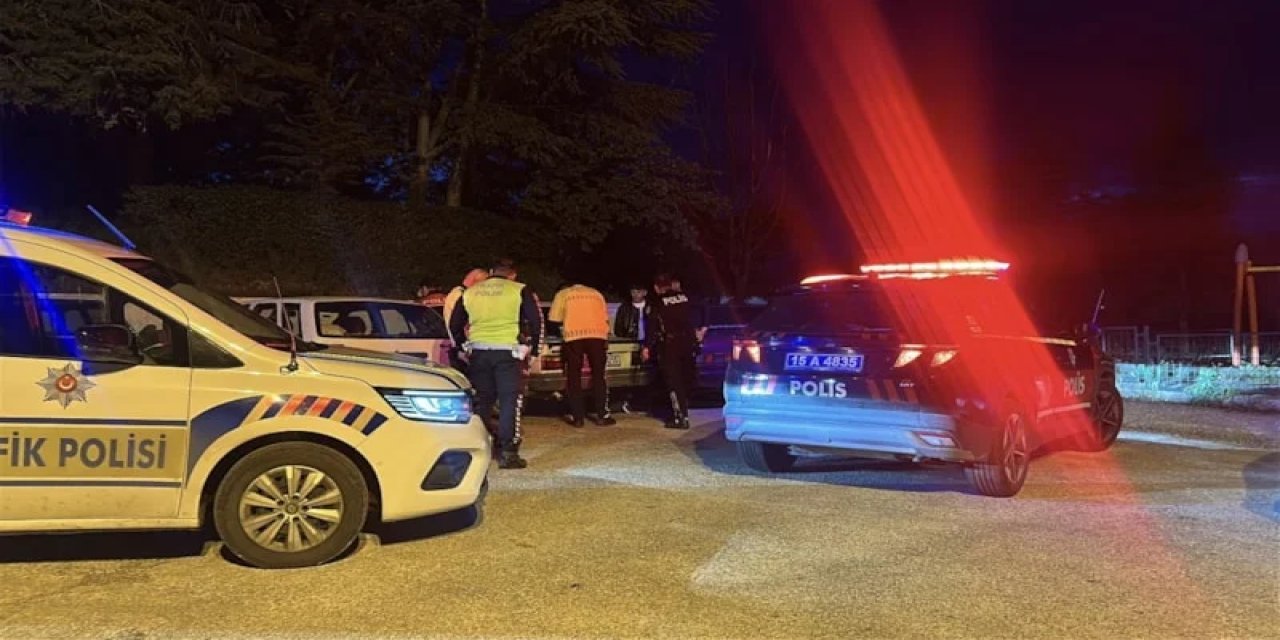 Burdur'da Uygulamadan Kaçan Alkollü Sürücü Yakalanınca Kesilen Cezaları Hesaplamaya Çalıştı