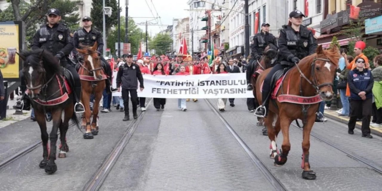 İstanbul'un Fethinin 573. Yıl Dönümü Yoğun Katılımla Kutlanıyor