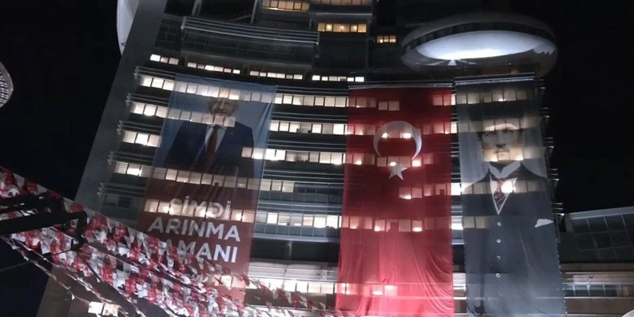 CHP Genel Merkezi'ne Kılıçdaroğlu'nun "Şimdi Arınma Zamanı" Yazılı Posteri Asıldı