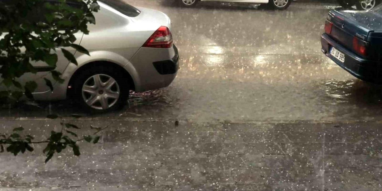 Erzincan'da Dolu ve Heyelan Ulaşımı Aksattı
