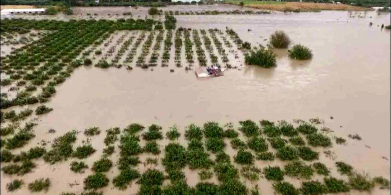 Hatay'da Asi Nehri Taşarak Tarım Arazilerini Sular Altında Bıraktı