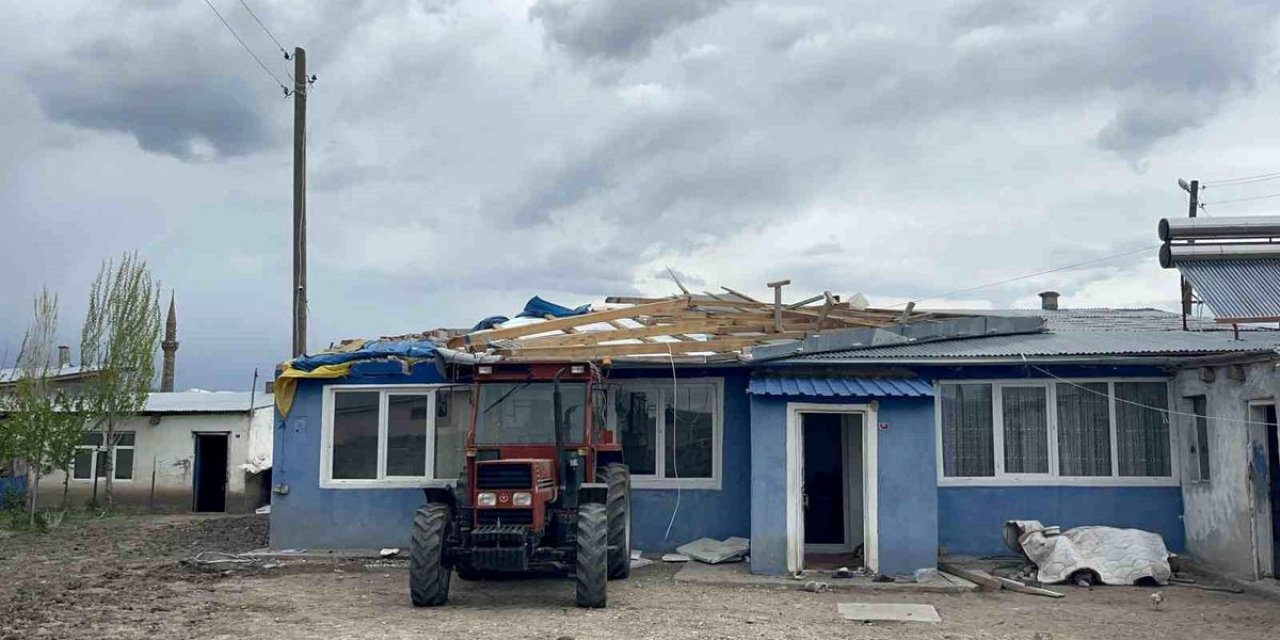 Kars'ta Şiddetli Rüzgar Ev Çatılarında Hasara Neden Oldu