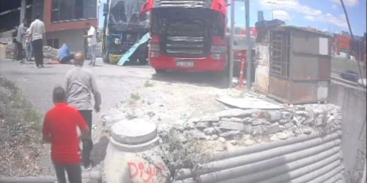 Beylikdüzü'nde Fren Boşaldı, Otobüs TIR'a Çarptı