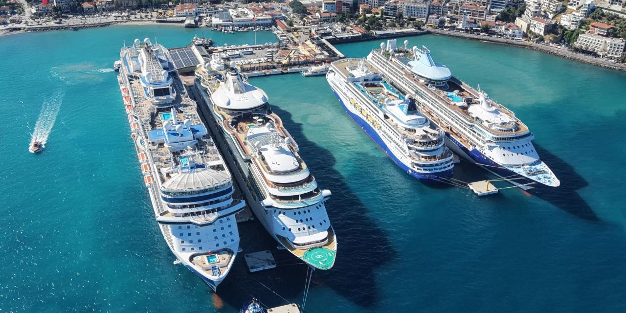Kuşadası'na 4 Kruvaziyerle 9 Bini Aşkın Turist Geldi