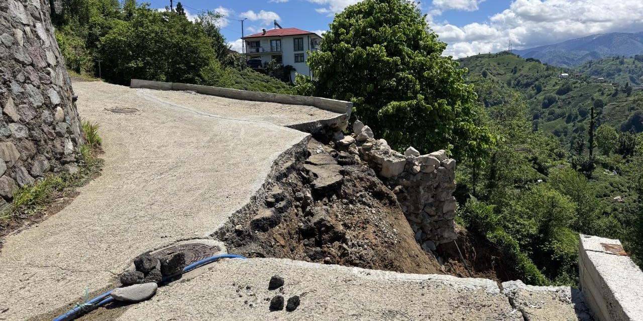 Rize'de İstinat Duvarı Yıkıldı, Mahalle Ulaşıma Kapandı