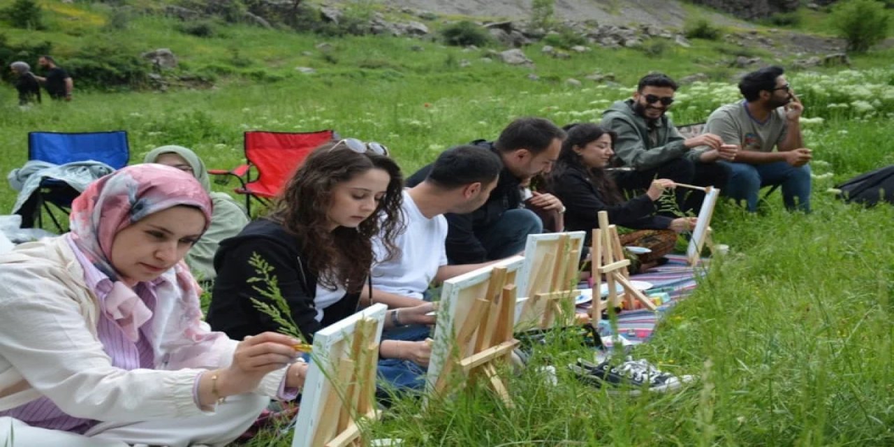 Şırnak'ta Öğretmenler, Bayram Tatilini Doğada Sanata Dönüştürdü