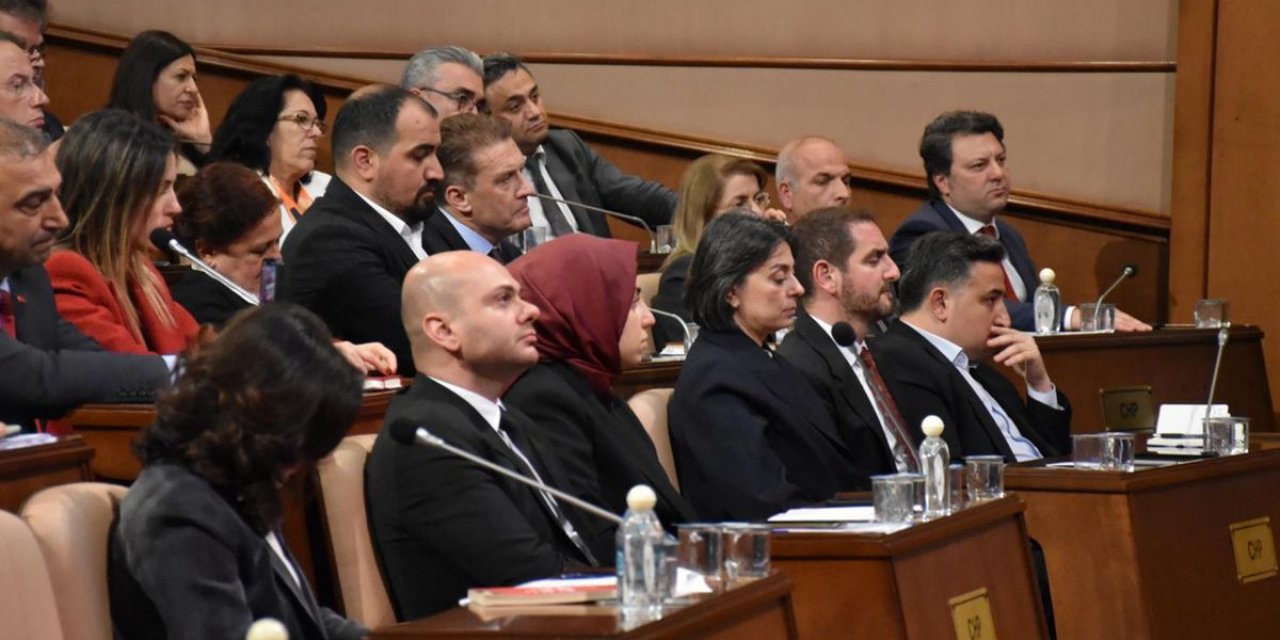 CHP'li İBB Meclis Üyeleri Taraflarını Belli Etti: Yerimiz Özgür Özel'in Yanıdır
