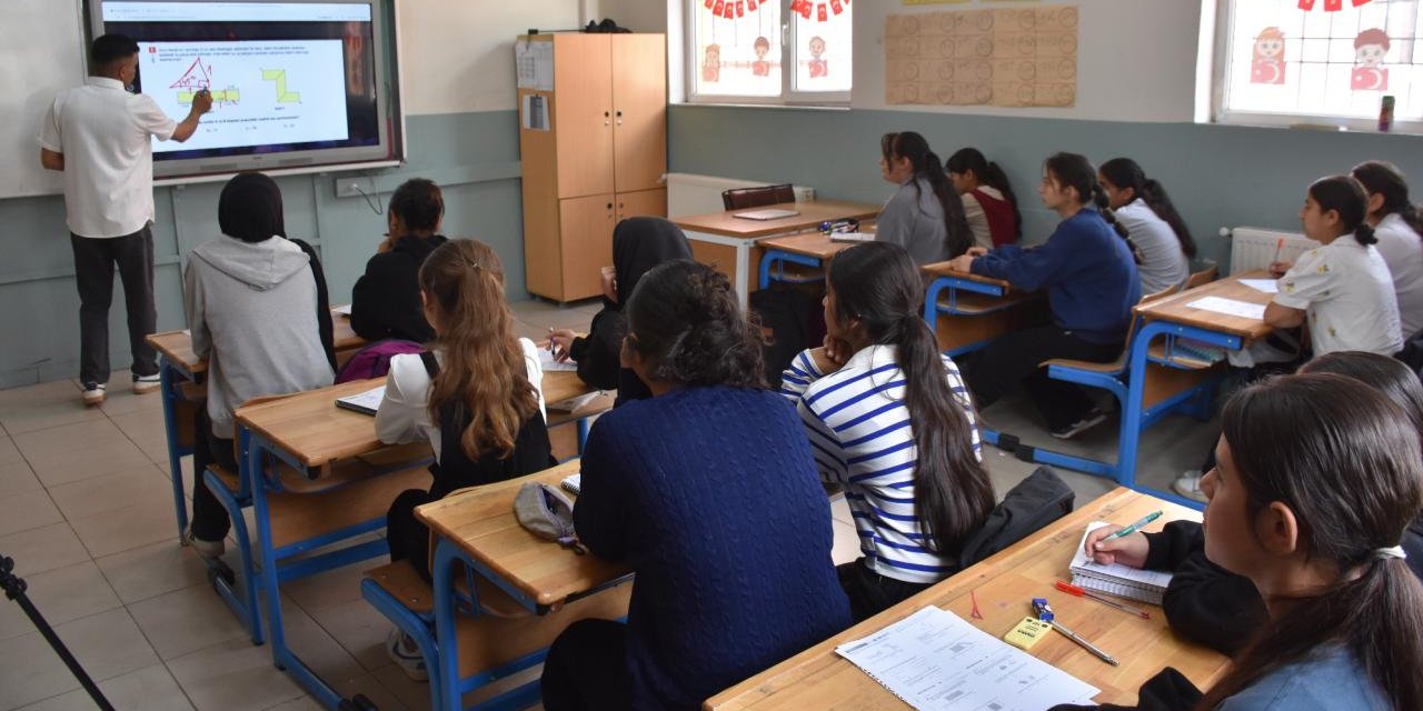 Şırnaklı Öğrencilerin Sınav Heyecanına Mehmetçik'ten Destek