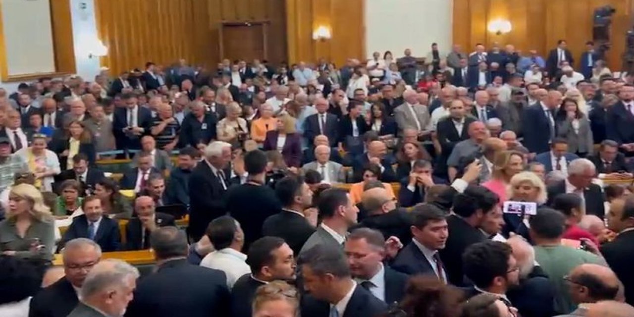 CHP Grup Salonunda Hıncahınç Kalabalık! Vekiller Sloganlar Atıyor