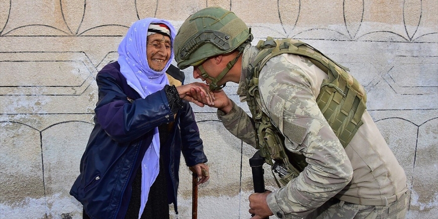 Msb, Mehmetçiğin Rasulayn'daki Yaşlı Kadının Elini Öptüğü Anın Fotoğrafını Paylaştı