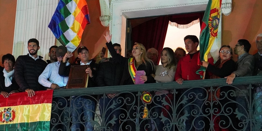 Bolivya'da Ordu Anez'in Geçici Devlet Başkanlığını Tanıdı
