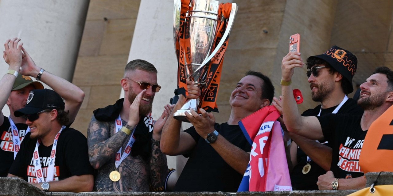 Hull City Taraftarları Premier Lig Sevincini Antalya'da Kutluyor