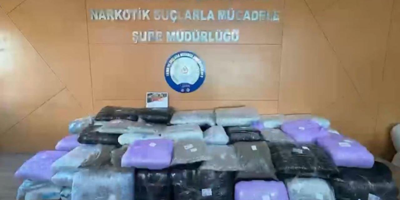 İzmir'de Polis Ekiplerince Düzenlenen Operasyonda 371 Kilogram Uyuşturucu Ele Geçirildi.