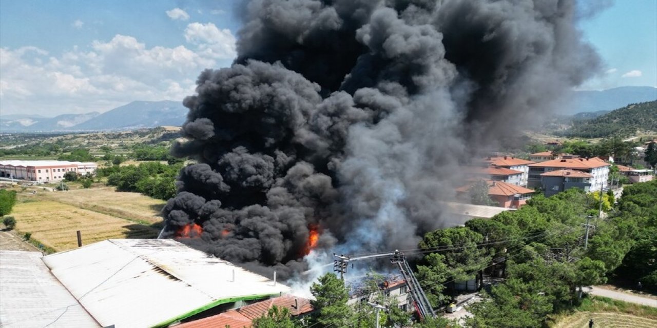 Denizli'de Kauçuk Fabrikasında Çıkan Yangına Müdahale Ediliyor