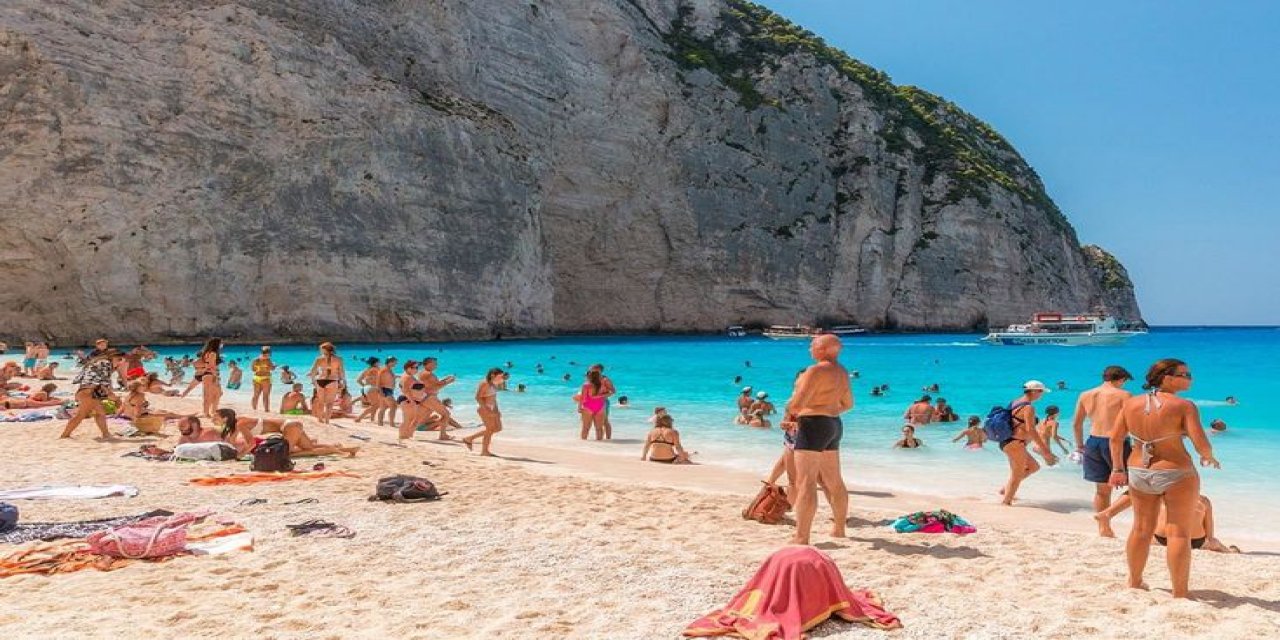 Turist Akınına Uğruyordu! Dünyaca Ünlü Plaja Giriş Yasaklandı
