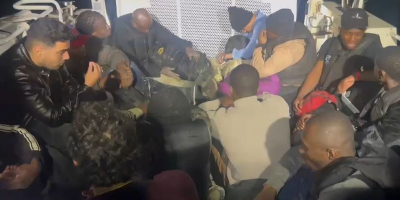 İzmir'de 30 Düzensiz Göçmen Yakalandı Ve Kurtarıldı