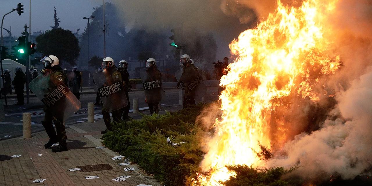 Uluslararası Af Örgütü: Yunanistan'da Polis Protestoculara Karşı Aşırı Güç Kullanıyor