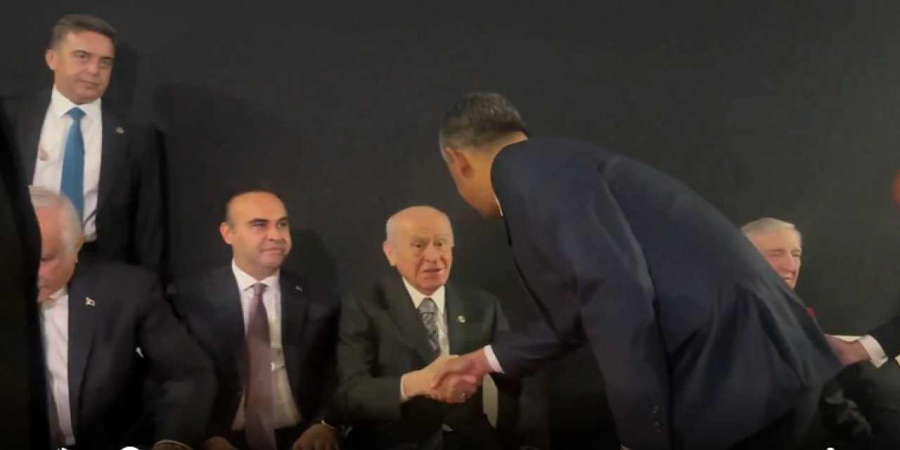 Devlet Bahçeli Ve Özgür Özel’in Dikkat Çeken Anlar! El Sıkıştılar, Sohbet Ettiler