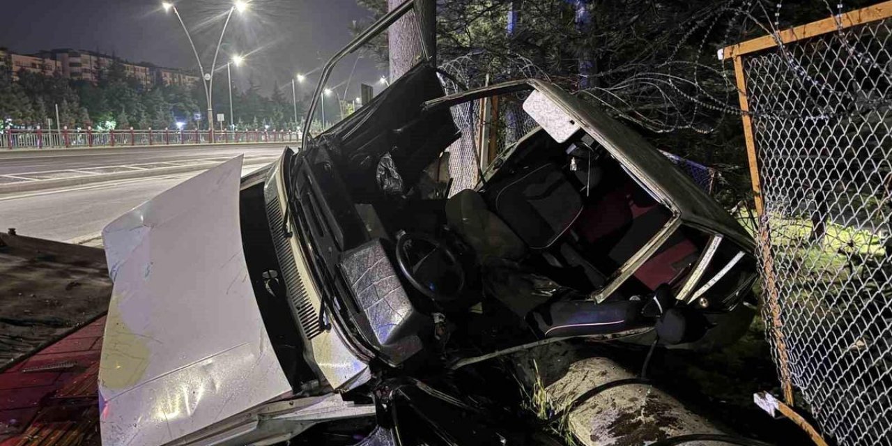 Kayseri'de Trafik Kazası: Tofaş Bahçeye Uçtu
