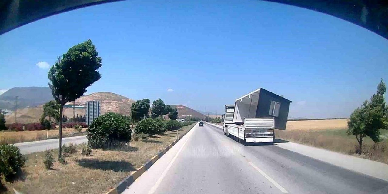 Hatay'da Fırtına Tırı Devrildi