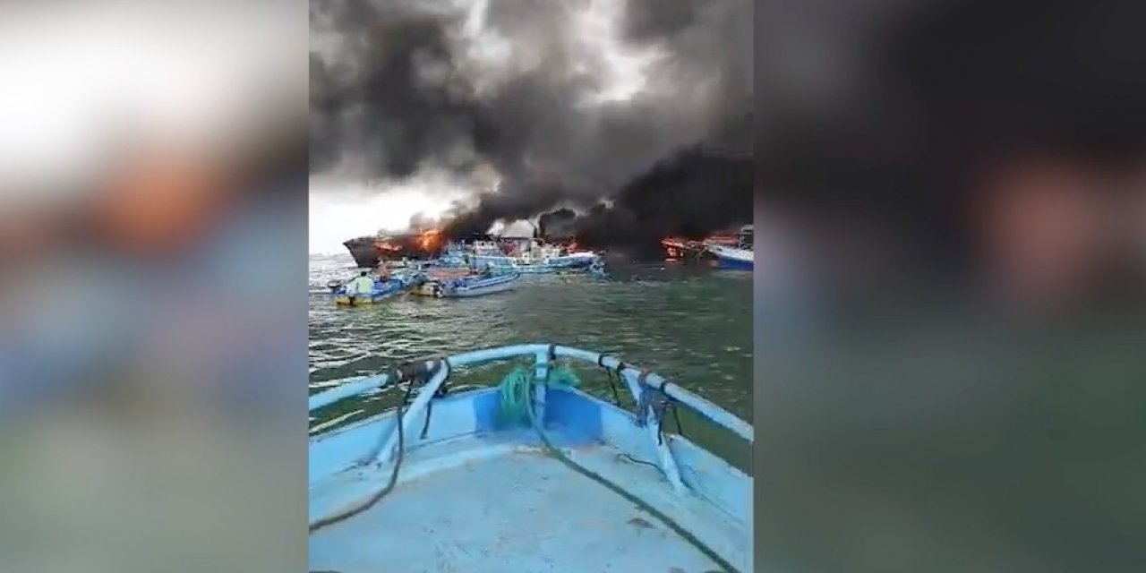 Ekvador'da Bir Limanda Çıkan Yangında 14 Balıkçı Teknesi İle 21 Sürat Teknesi Zarar Gördü