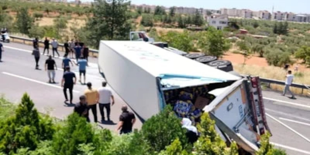 Gaziantep’te Muz Yüklü Tırın Devrildiği Kazada Sürücü Yaralandı