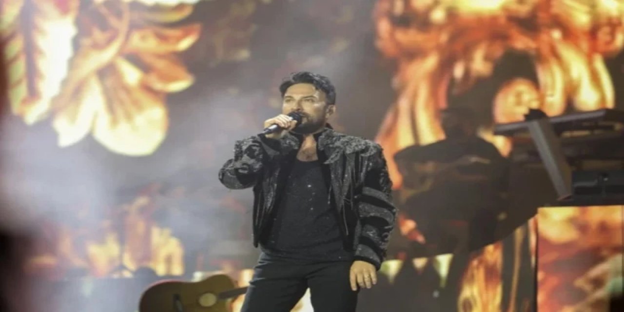 Tarkan, Ankara'daki Konserinde Ezan İçin Sahneye Ara Verdi